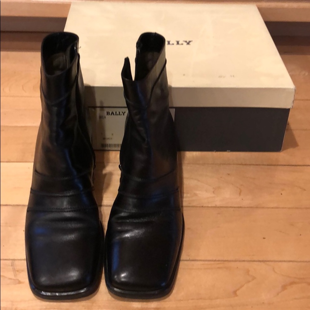 Woman bootie.  Balky, black leather